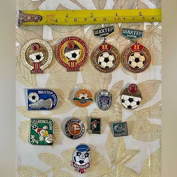 Set Of 13  VTG Soviet-era pins badges Shahter Donetsk football club USSR - Picture 2 of 2